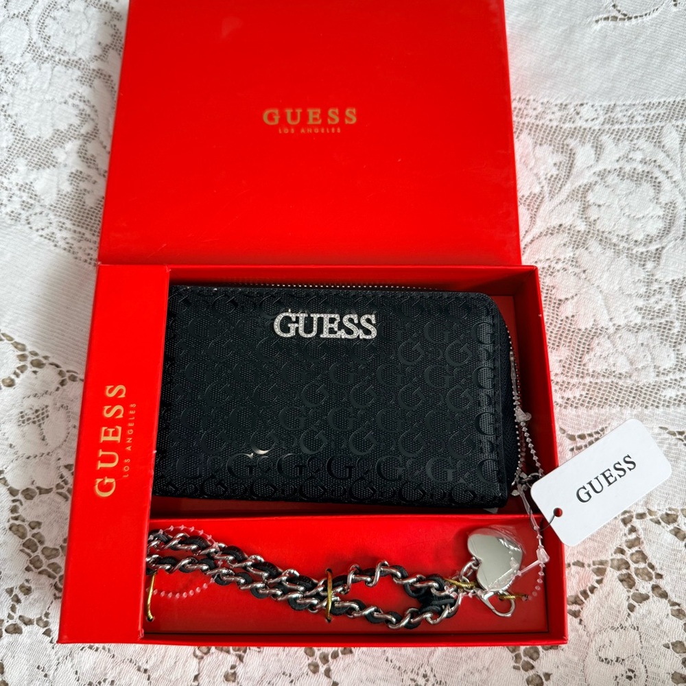 GUESS Black Wallet with Silver‎ Heart keychain. NWT boxed giftset